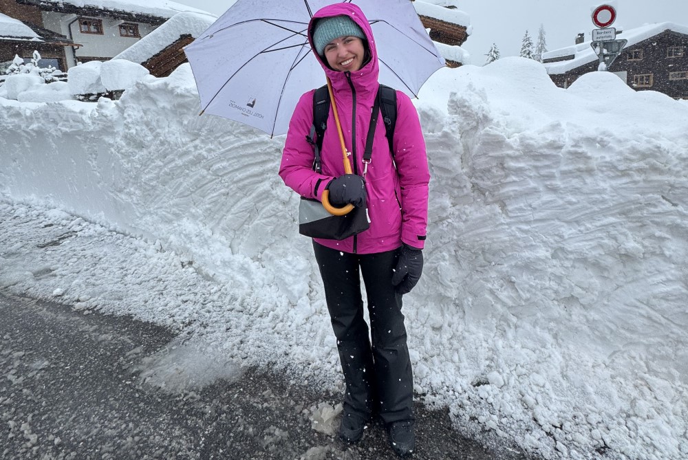 Indy in de verse sneeuw in Verbier.